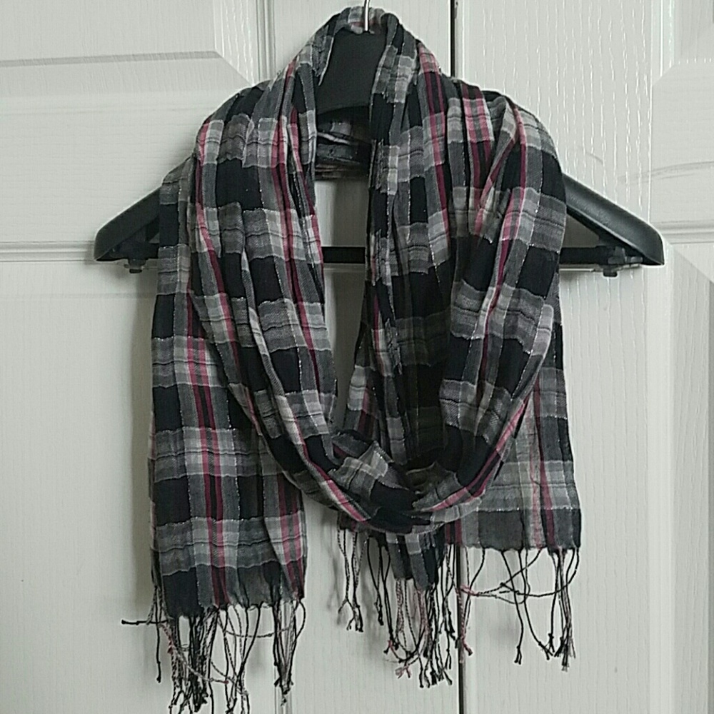 Nollie scarf